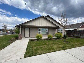 996 NW Oak Ave in Redmond, OR - Building Photo