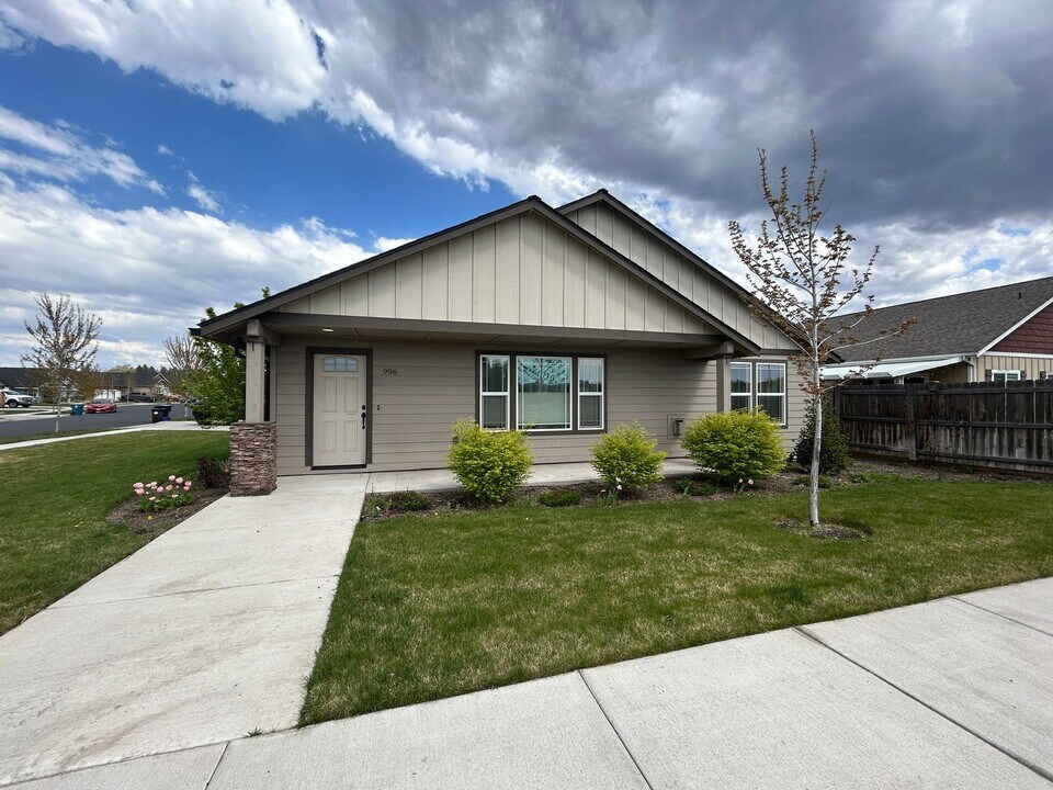 996 NW Oak Ave in Redmond, OR - Building Photo