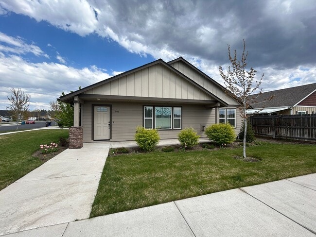 property at 996 NW Oak Ave
