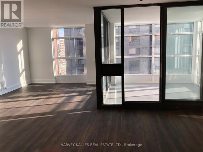 55-955 Charles St W in Toronto, ON - Building Photo - Building Photo