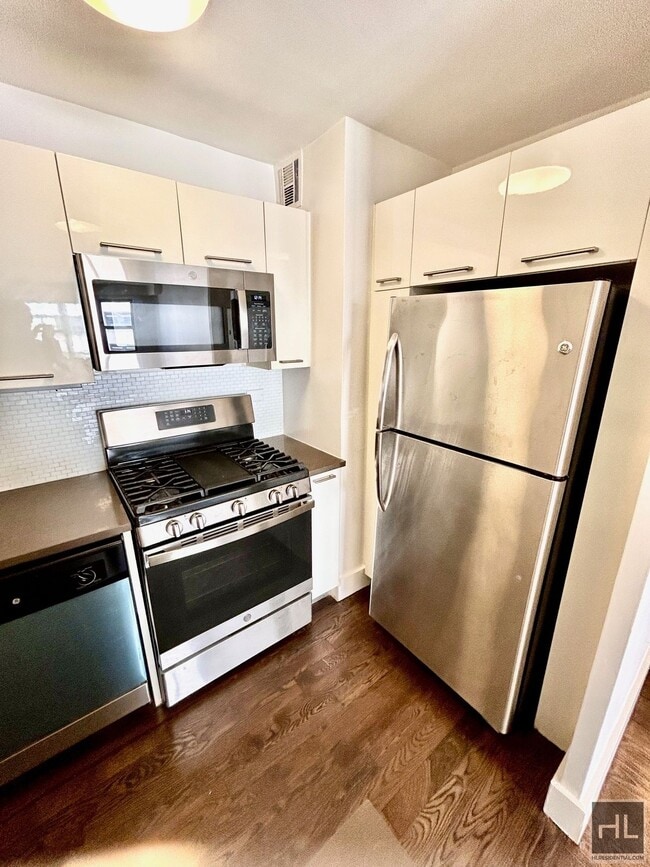 220 E 63rd St in New York, NY - Building Photo - Building Photo