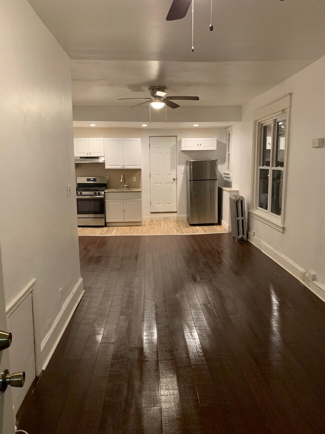 5748 Chestnut St-Unit -1st Flr in Philadelphia, PA - Foto de edificio - Building Photo