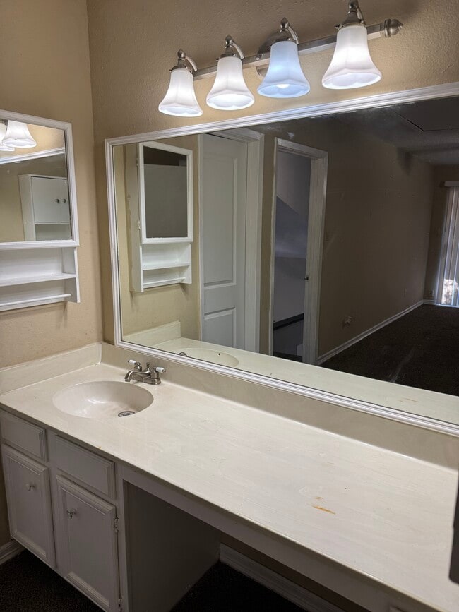 3923 Tanglewilde St in Houston, TX - Foto de edificio - Building Photo