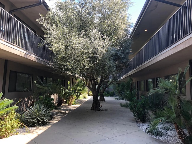 1824 N Gramercy Pl in Los Angeles, CA - Building Photo - Building Photo