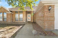 821 Sky Wood Ct in Saginaw, TX - Foto de edificio - Building Photo