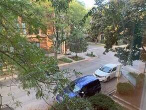 1039 W Barry Ave, Unit 1 in Chicago, IL - Building Photo - Building Photo