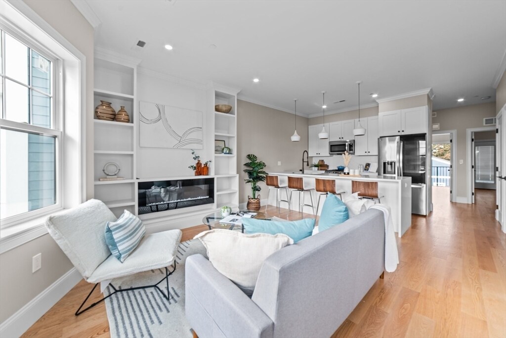 31 Boardman St in Boston, MA - Building Photo