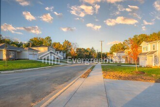 244 Greenwood Dr in La Vergne, TN - Foto de edificio - Building Photo
