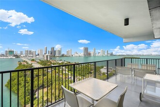 1000 Venetian Way in Miami Beach, FL - Building Photo - Building Photo