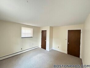 8 Brattle Dr, Unit 2 in Arlington, MA - Foto de edificio - Building Photo