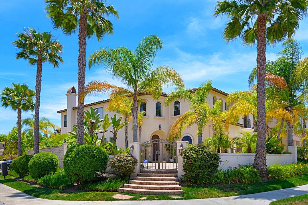 13443 Moreton gn in San Diego, CA - Building Photo