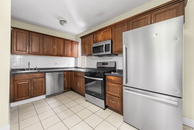 427 Ferry St in Everett, MA - Building Photo - Building Photo