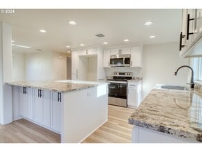 33871 NE Blossom Dr in Scappoose, OR - Building Photo - Building Photo