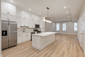 864 N State St, Unit 2 in Chicago, IL - Building Photo - Building Photo