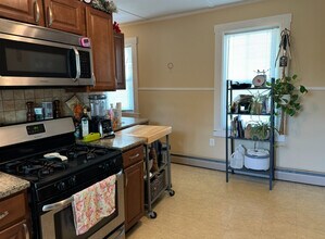 19 Holbrook Ct, Unit 2 in Melrose, MA - Building Photo - Building Photo