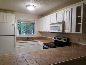 14527 NE 40th St, Unit G101 in Bellevue, WA - Building Photo - Building Photo