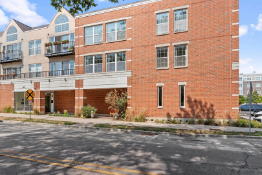 1800 Dewes St, Unit 310 in Glenview, IL - Foto de edificio - Building Photo