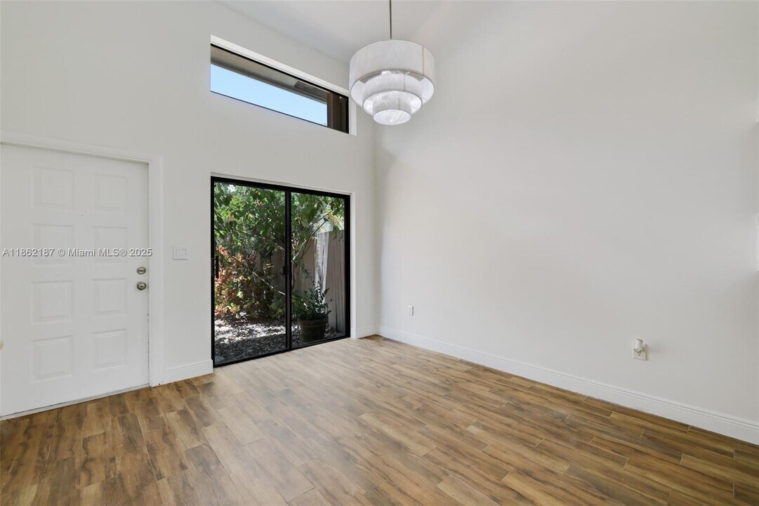 10516 SW 112th Ave in Miami, FL - Building Photo