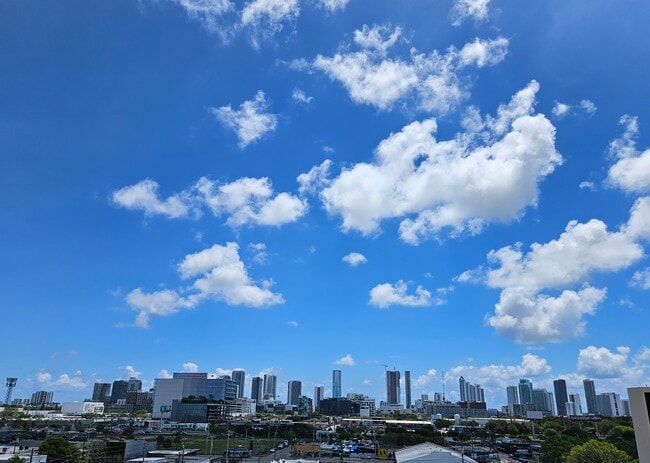 Miami Stadium Apartments in Miami, FL - Foto de edificio - Building Photo