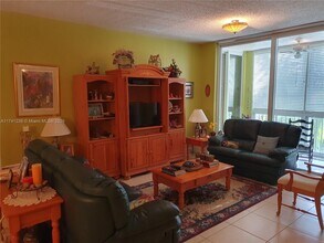 9755 NW 52nd St in Doral, FL - Building Photo - Building Photo