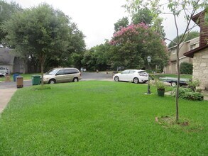 8814 Clearbrook Trail, Unit B Side in Austin, TX - Building Photo - Building Photo