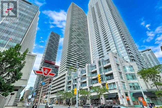 2221 Yonge St in Toronto, ON - Building Photo - Building Photo