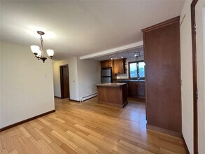 3 Buttonwood St in Bristol, RI - Building Photo - Building Photo