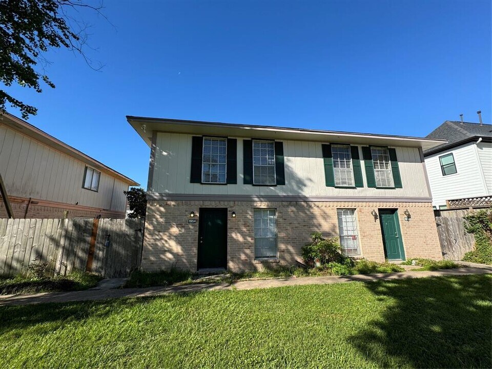 1954 Upland Dr in Houston, TX - Building Photo