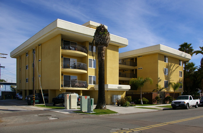 Beach Club Apartments in San Diego, CA - Building Photo - Building Photo