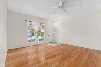 296 Winchester Way in Palm Harbor, FL - Foto de edificio - Building Photo