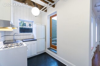 7 W 8th St, Unit 0R in New York, NY - Building Photo - Building Photo