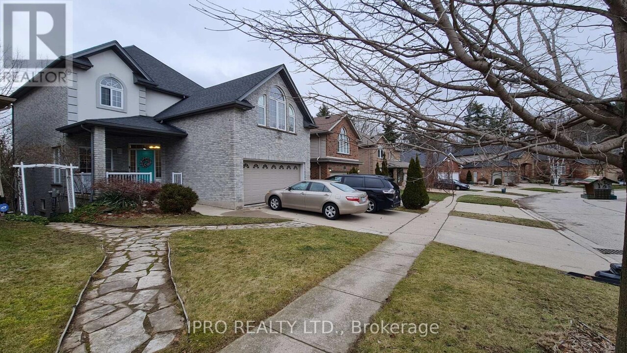 172 Lena Crescent in Cambridge, ON - Building Photo