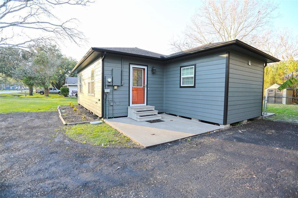 12010 11th St in Santa Fe, TX - Building Photo