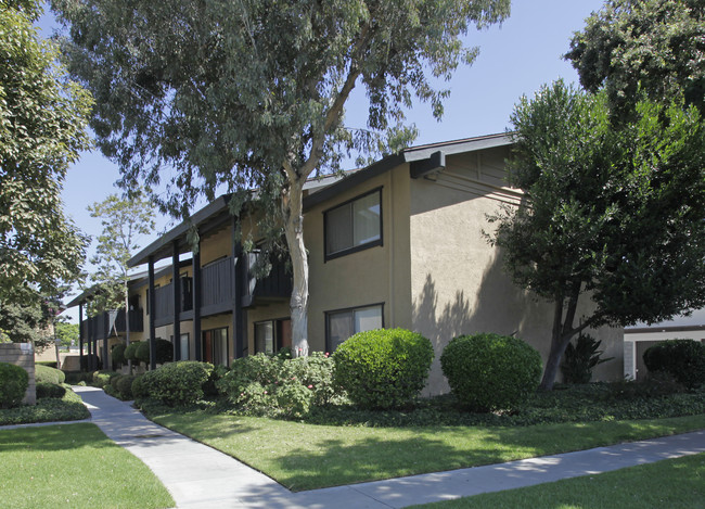 Glen Oaks Apartments in Anaheim, CA - Building Photo - Building Photo