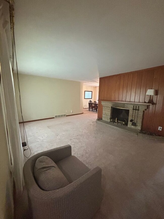 6195 N Woodlane Dr in Mayfield, OH - Building Photo - Building Photo