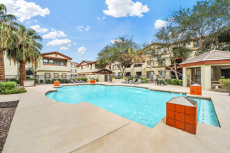 ReNue Downtown Apartments in Phoenix, AZ - Foto de edificio - Building Photo