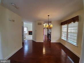 102 Burnet Crescent in Trenton, NJ - Building Photo - Building Photo