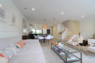 3547 NE 168th St in Miami, FL - Foto de edificio - Building Photo