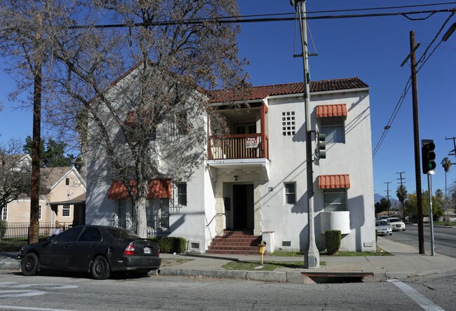 901 N Arrowhead Ave in San Bernardino, CA - Foto de edificio - Building Photo