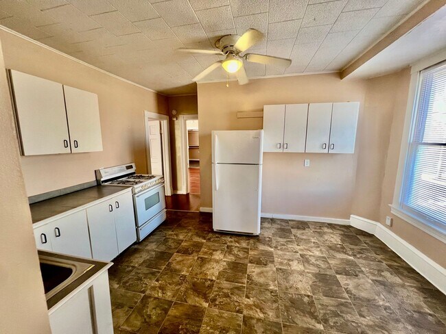 701 S Center St in Bloomington, IL - Building Photo - Building Photo