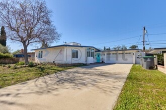 915 N Holly St in Anaheim, CA - Building Photo - Building Photo