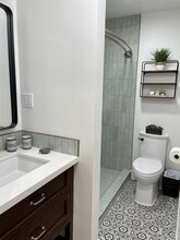 77 15th St, Unit 1B in Hermosa Beach, CA - Foto de edificio - Building Photo