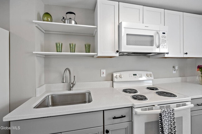 56 Van Buren St in Ballston Spa, NY - Foto de edificio - Building Photo