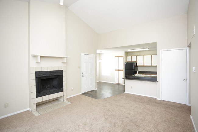 Woodlake Village Apartments in Independence, MO - Building Photo - Interior Photo