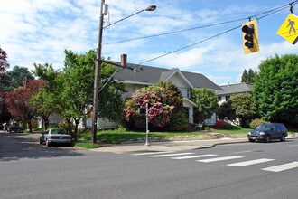 1544 SE Hawthorne Blvd in Portland, OR - Building Photo - Building Photo