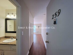 5585 E Pacific Coast Hwy in Long Beach, CA - Building Photo - Building Photo