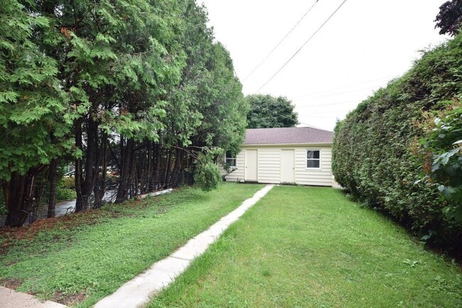 610 N Wisconsin St in Port Washington, WI - Foto de edificio - Building Photo