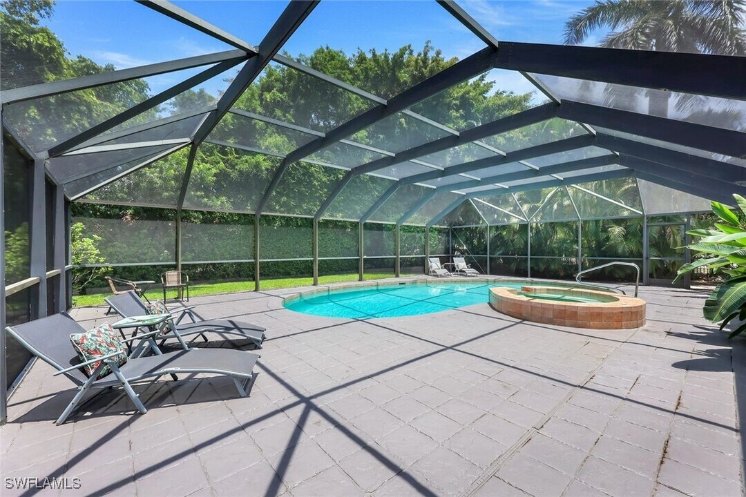725 Old Trail Dr in Naples, FL - Foto de edificio
