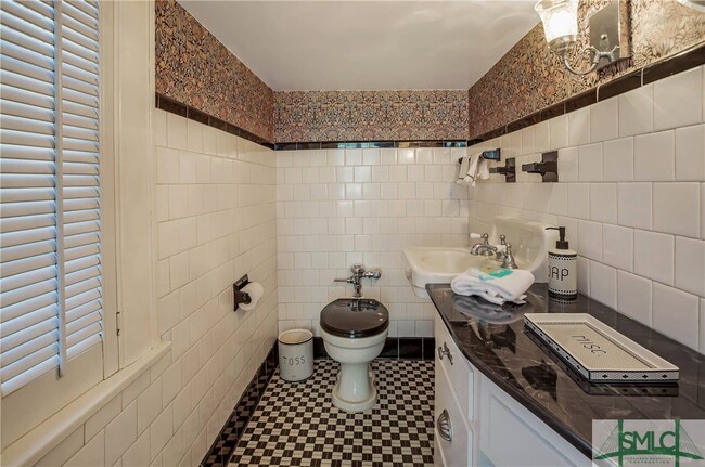 property at 624 E Victory Dr