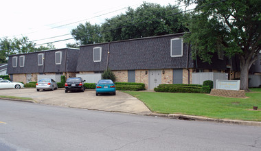 Chateau 1000 in Beaumont, TX - Building Photo - Building Photo